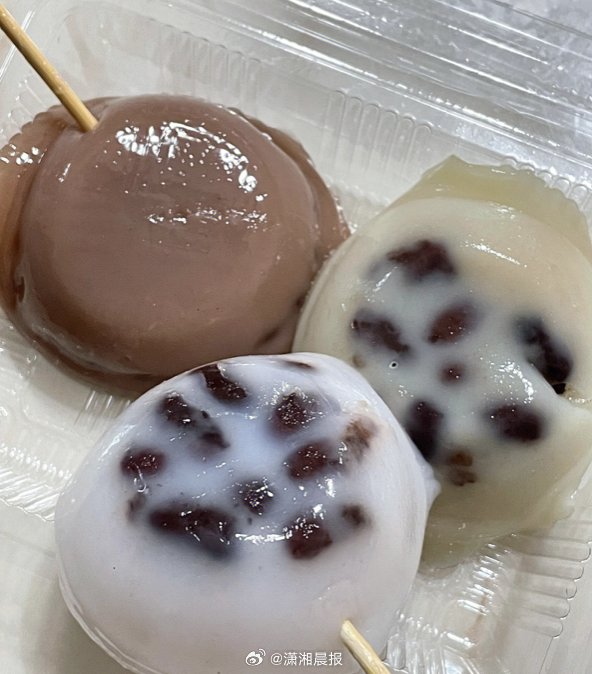 【外卖#小哥着急送餐咽食被噎跪倒失声求助#，退伍商户用海姆立克法救他一命】#外卖