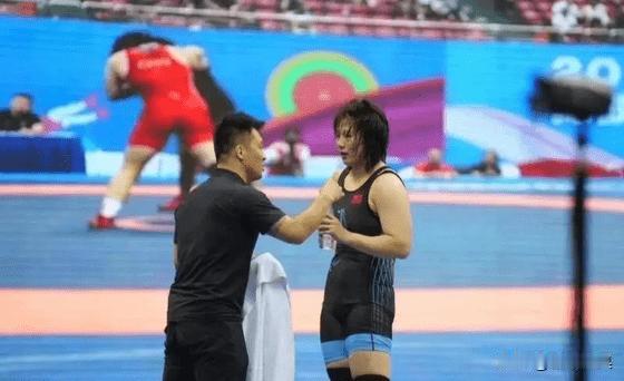 全国摔跤冠军赛举行西安女将李文吉摘得银牌(7)
在全国冠军赛上，西安姑娘李文吉展