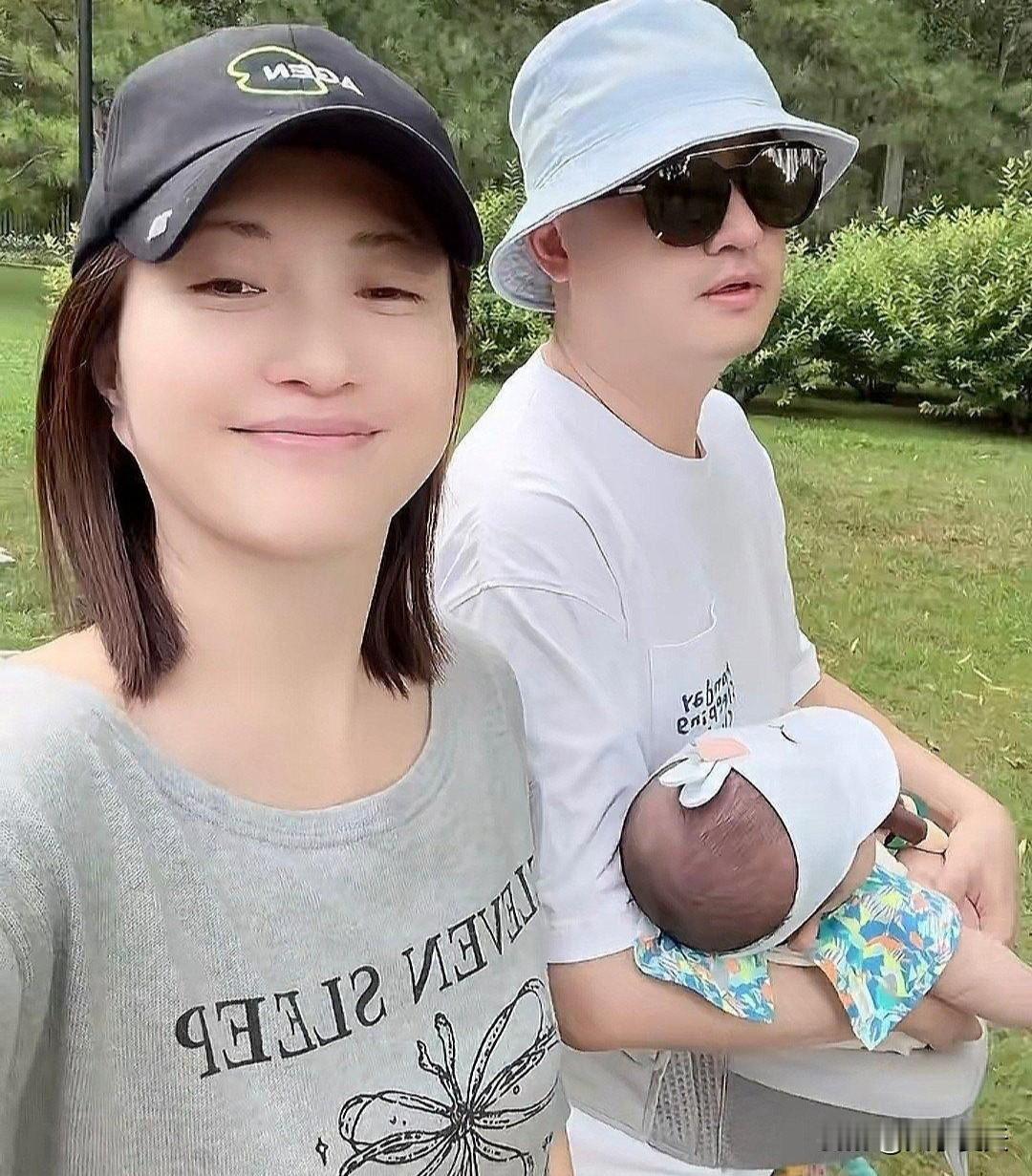 39岁包文婧晒二胎儿子“面条子”满1岁，包贝尔腰凳抱娃遛弯姐姐“饺子”照样受宠，