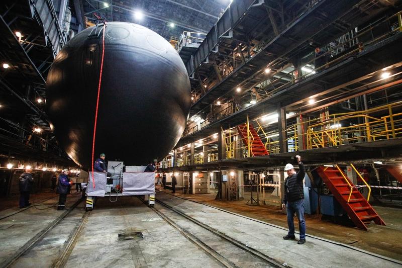  乌克兰宣称无人艇击毁俄潜艇，俄方否认：乌克兰12月15日宣称用无人艇袭击俄新罗