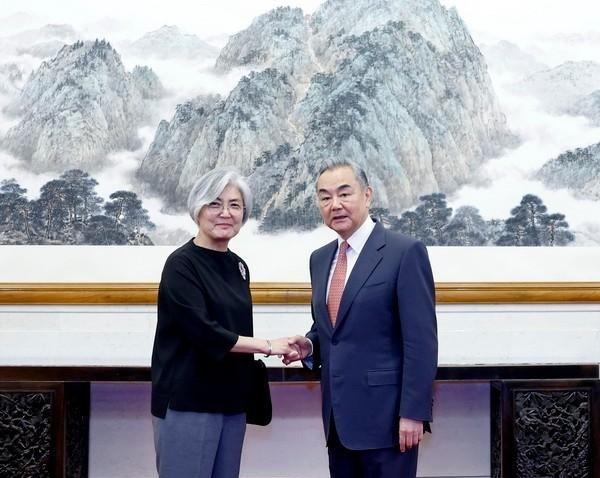 特朗普迟迟等不到访华邀请，中方“对美不抱幻想”，王毅在京会见另一美国客人。
20