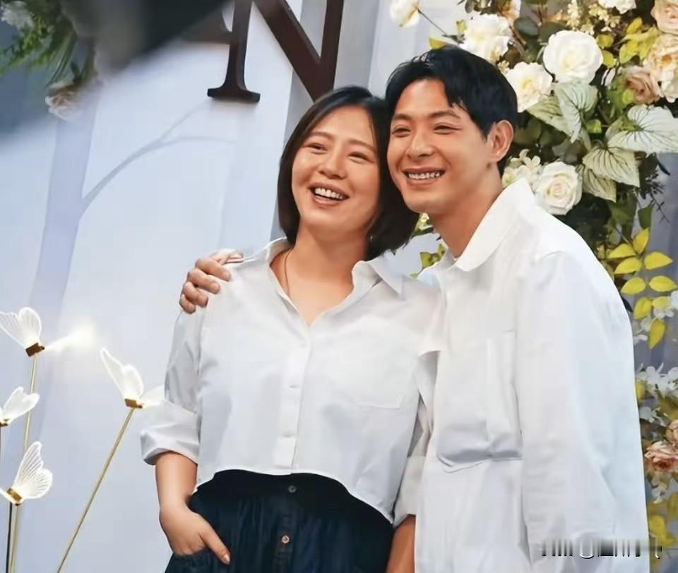刘品言挺孕肚和小四岁老公连晨翔去领证，当天两人同穿白衬衫，刘品言则是素颜出镜，脸