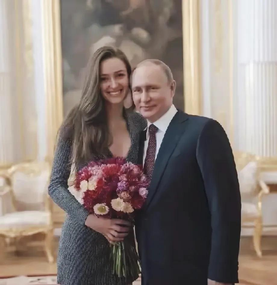 官宣恋爱！
这才是顶级浪漫：
年龄从来困不住心动

73岁的俄罗斯总统又恋爱了，