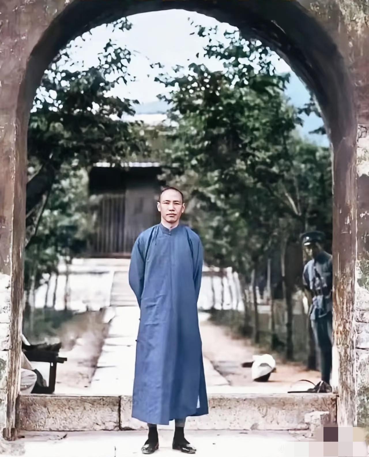 1927年，40岁的蒋介石在明孝陵前留影。他罕见的身穿长袍马褂而非军装，
当时他