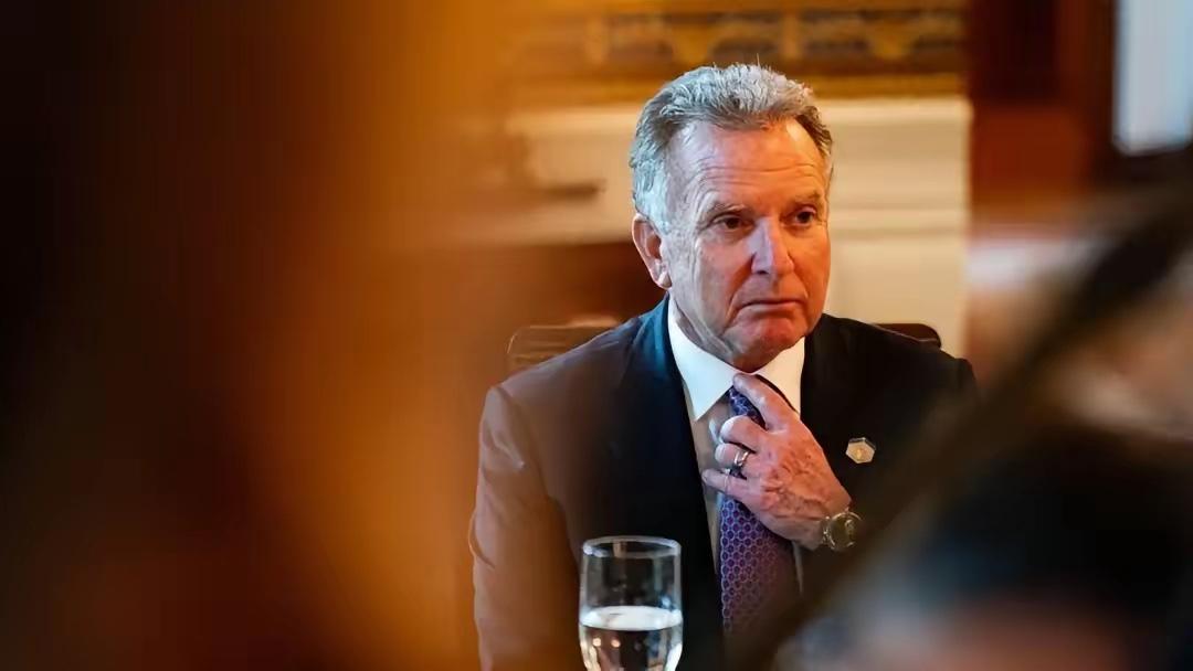 3月24日，以媒报道，一位以色列官员称，以色列总理内塔尼亚胡已让其亲信罗恩·德默