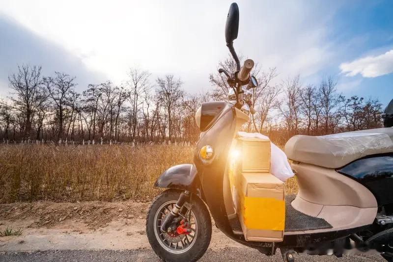 骑电动车是否丢人，这其实是个心态问题。没车时，很多人会觉得骑电动车丢人，毕竟社会