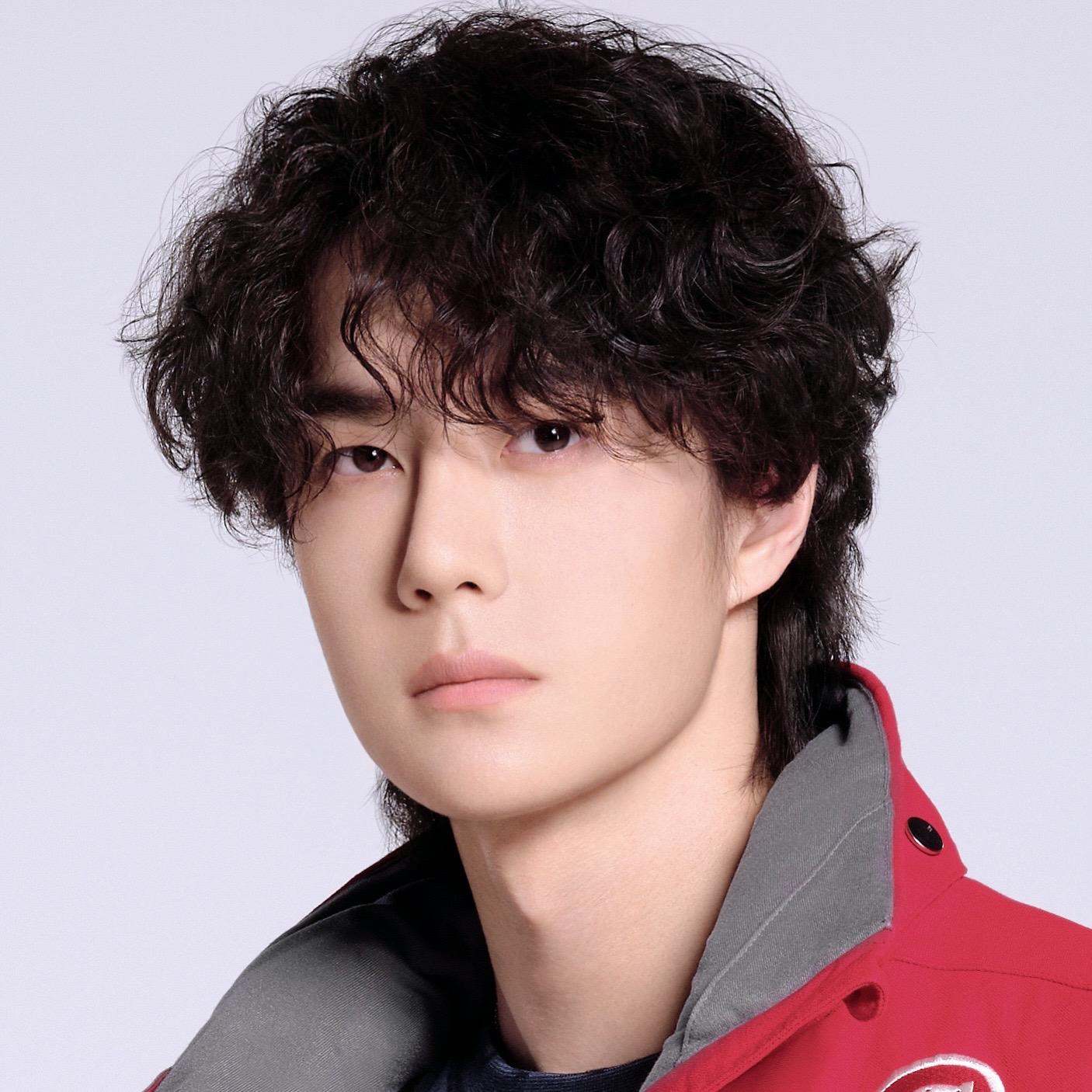 👀小卷毛博博好乖呀～💚。对不起 又只看我博哥脸去了 😂 安踏衣服...