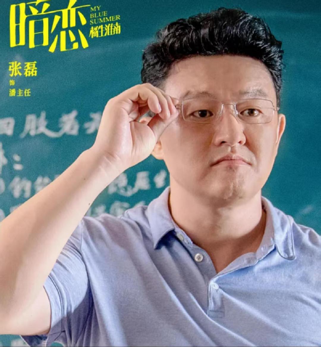 流水的校园剧铁打的教导主任天才女友 正常校园剧：教导主任在后门窗户查岗；《天才女