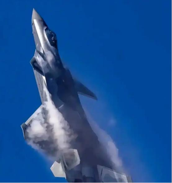 任何一个国家的四代机都可以击落中国的五代机歼20，而美国不但找到了歼20的弱点，