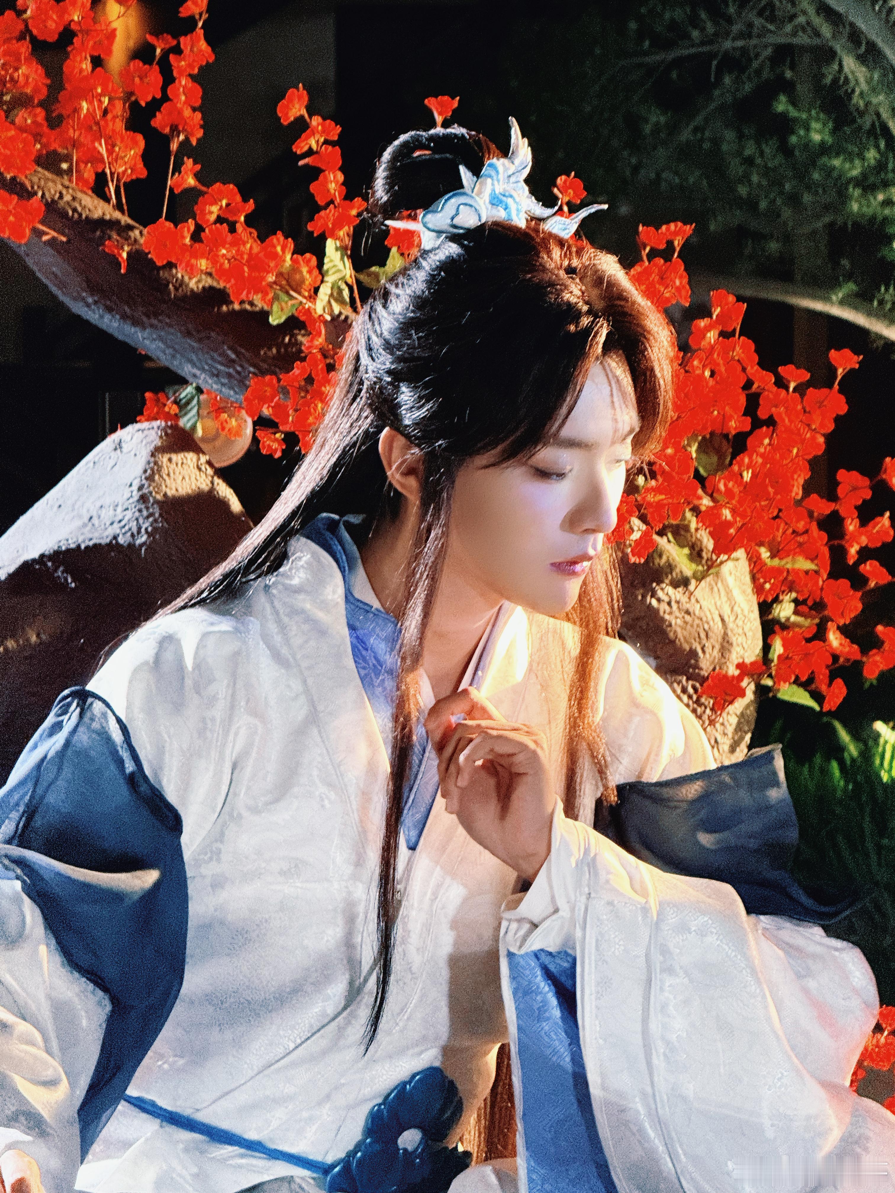 王敬轩电竞节cos庄周王敬轩庄周配音代入感隔着屏幕都能感受到满满的仙气气场，王敬