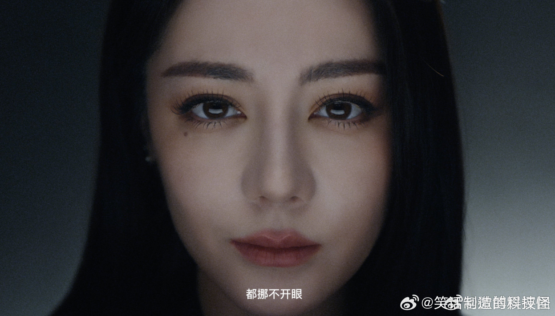 热巴开卫士 红毯高定女王，私下偏爱棱角座驾。从演技奖项到国民顶流，热巴靠作品说话