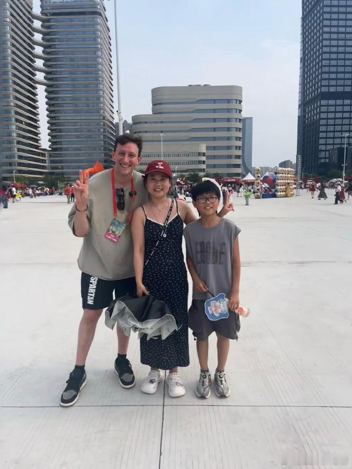 埃文凯尔也去看华晨宇演唱会了埃文凯尔的现身不只是让人感到惊喜，还增添了演唱会的一
