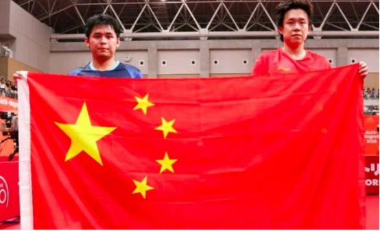 林诗栋4比0横扫夺冠那夜，
有个动作比金牌还让人动容：
他攥着国旗没往身上披，就