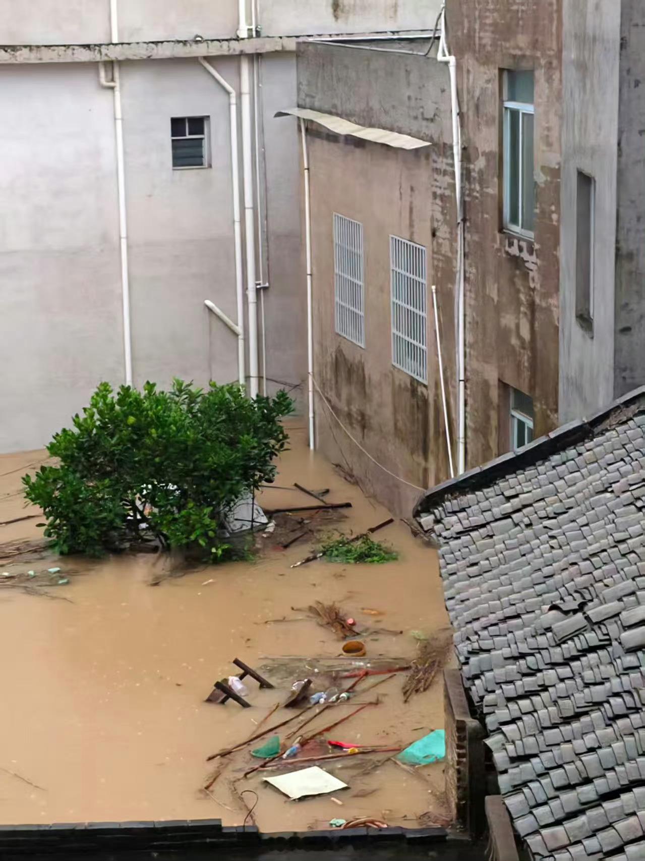 广西抗洪 希望水位早点降下来，大家都平平安安 