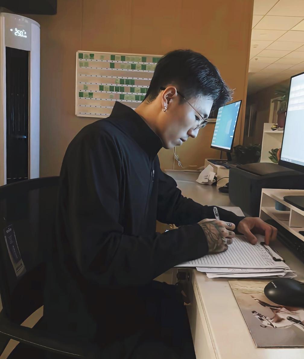 央视报道！
青岛护士带花臂男友值夜班近一年
，从陪玩变让男友代做配药、贴标签、写