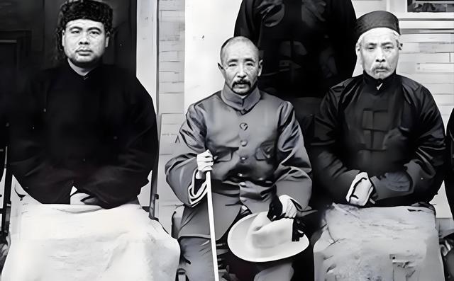 1918年张作霖派韩麟春带50万大洋去上海买兵工厂。没成想韩麟春将大洋全输了，准