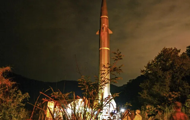 【中方刚发掉脑袋警告，美媒提醒日本，敢走错半步，遭导弹雨包围】上大不足一月，高市