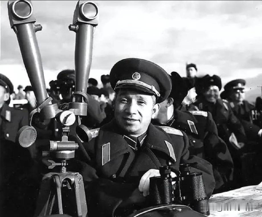 1961年粟裕到东北休息。当时粟裕已经不再是总参谋长了，有人还不准他接触军队，限