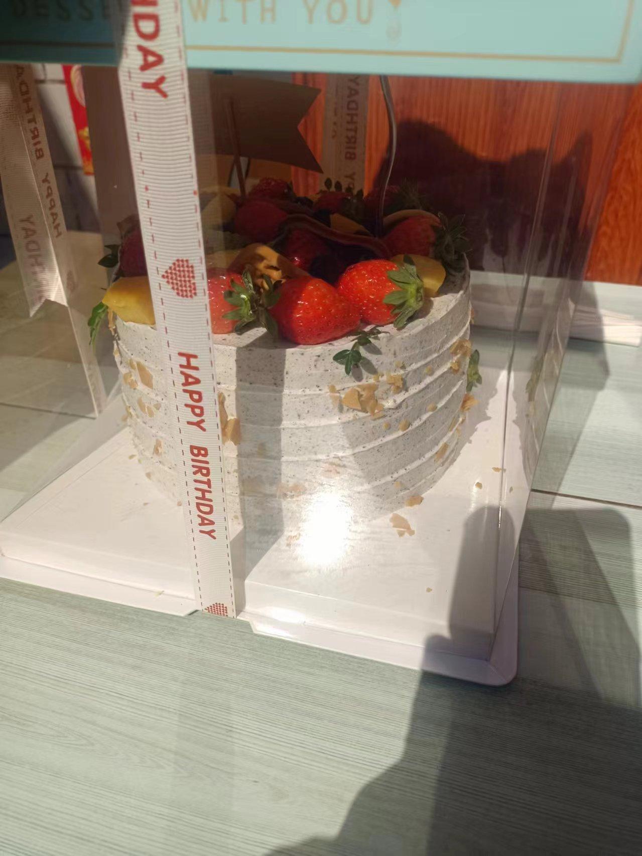 这只生日蛋糕，是被精心包裹的仪式感。奶油的绵密、水果的清甜，还有透明盒里的“Ha