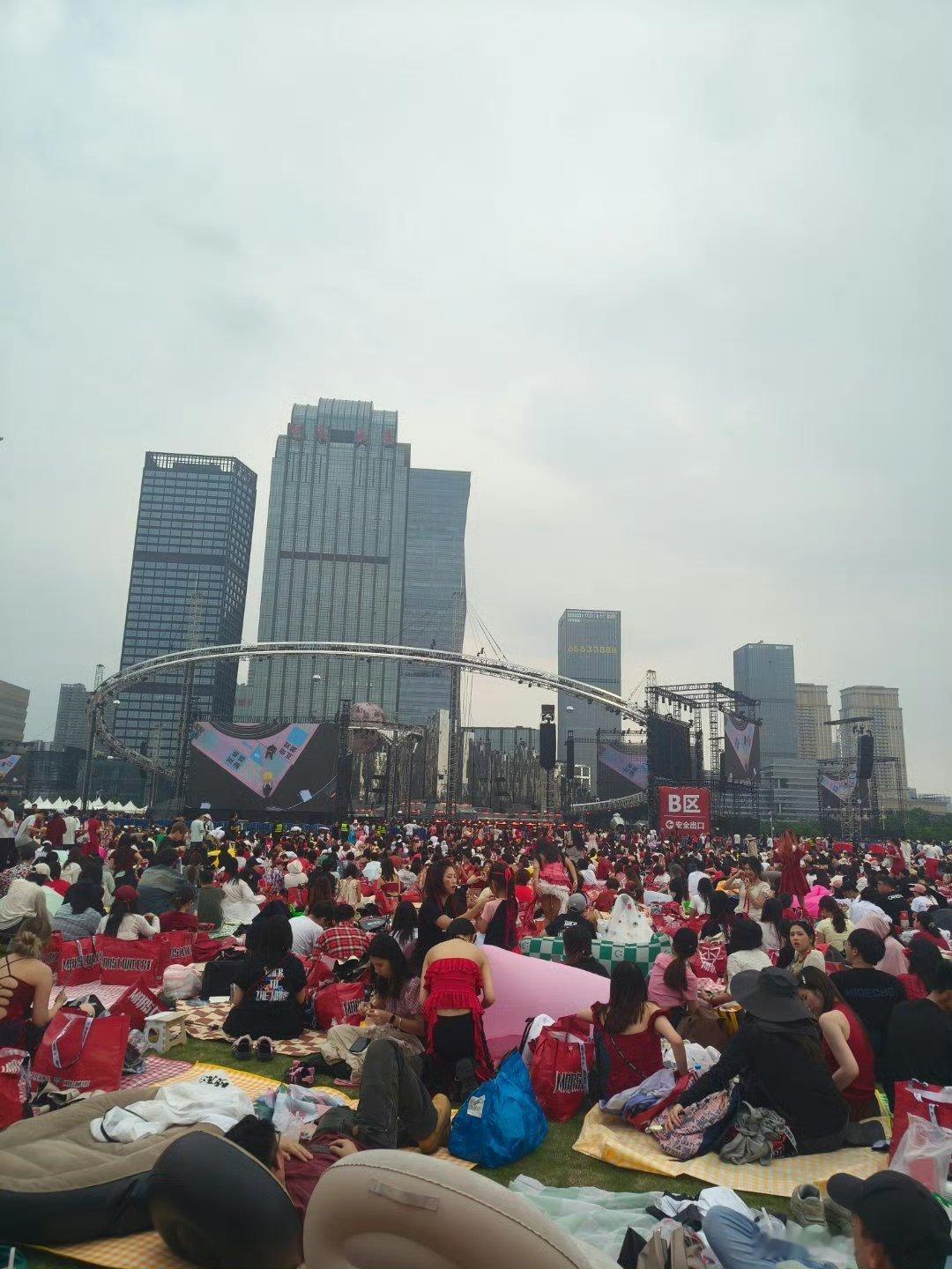 再一次对华晨宇人气有了实感 华晨宇彩排也超有排面！粉丝早早聚集，合唱声此起彼伏，