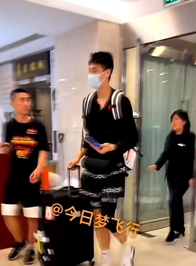 这俩年轻人其实跟着球队到了南京，连赛前踩场都参加了，最后还是没上，原因不复杂，他