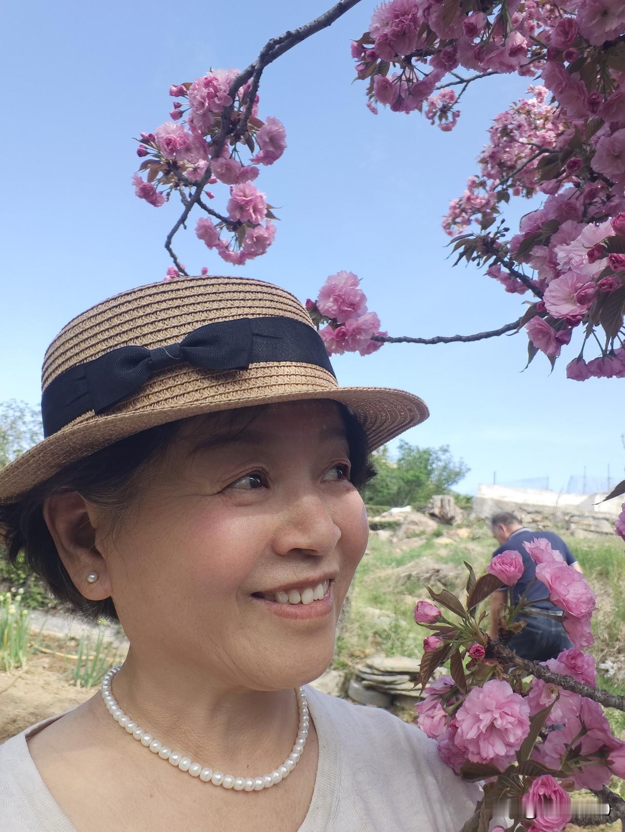 今天我往马桶上一坐，又想起小周来了，我还得讲究讲究她。

这个小周同志，这个小周