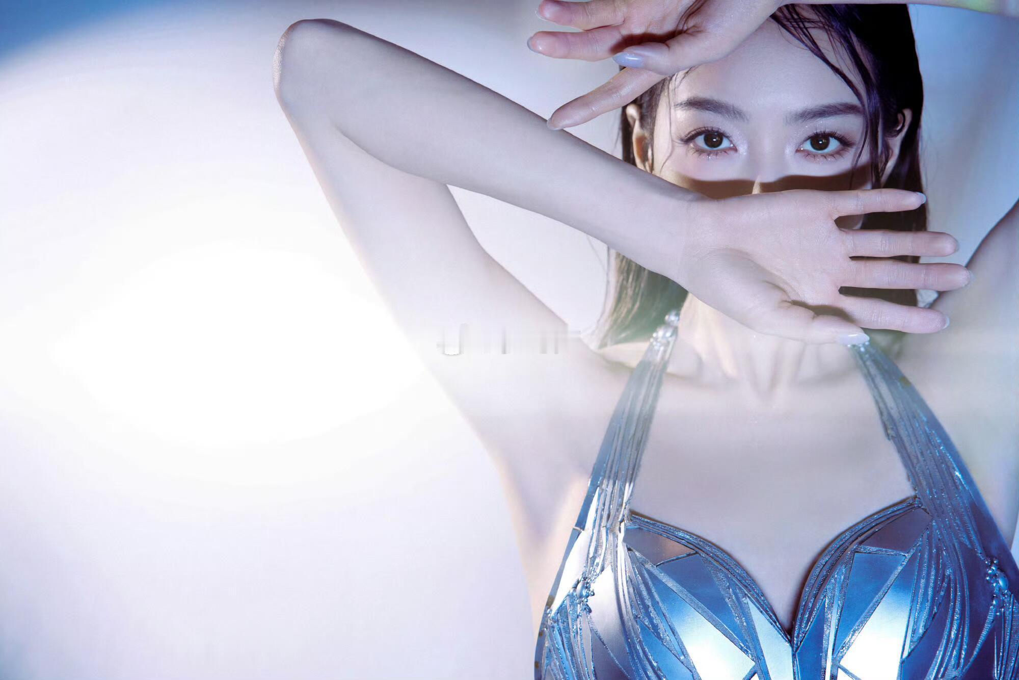 宋茜赛博机械姬精准的剪裁勾勒绝美曲线，冷色调金属质感面料未来感拉满。宋茜这套银翼