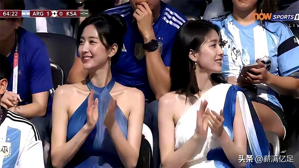 镜头掠过看台时，呐喊把解说吞没，两位亚洲美女举着围巾，在世界杯现场笑到发光。
评