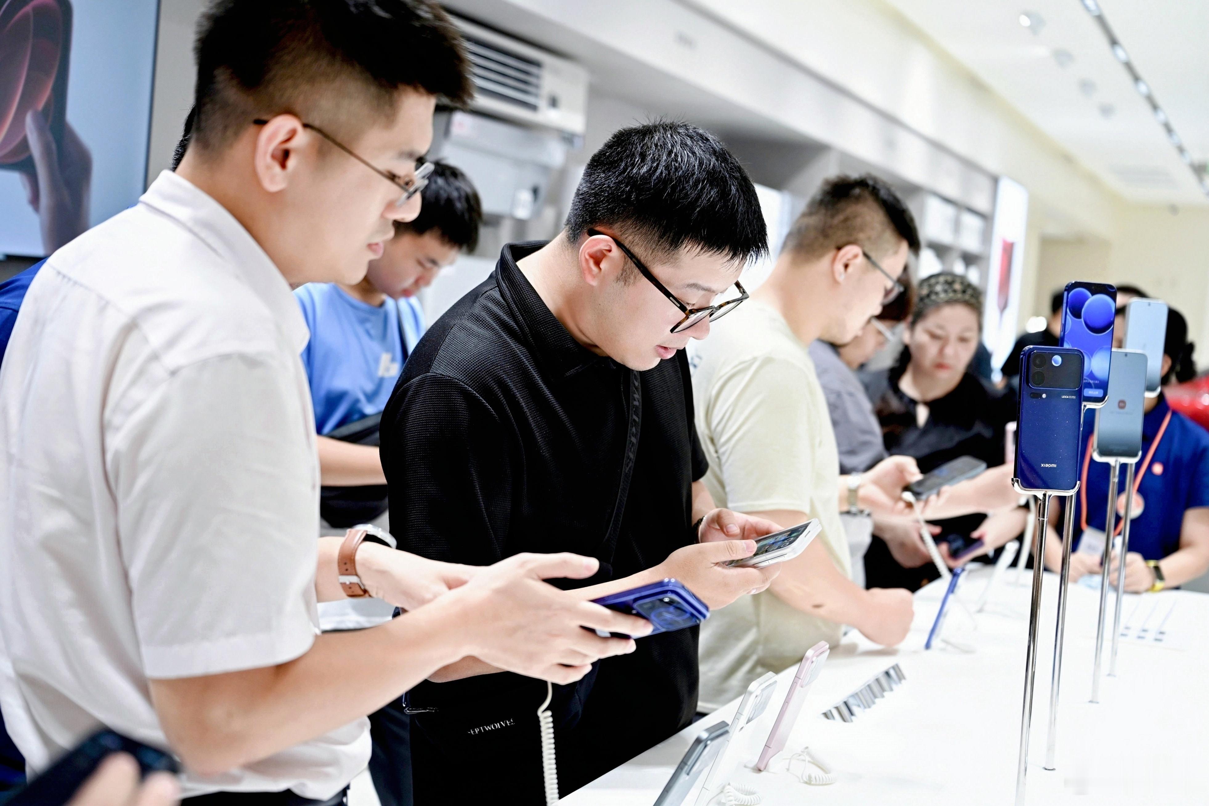 中秋逛小米之家，人多到有点出乎意料，不少人专门排队上手试小米 18Pro 这块硬