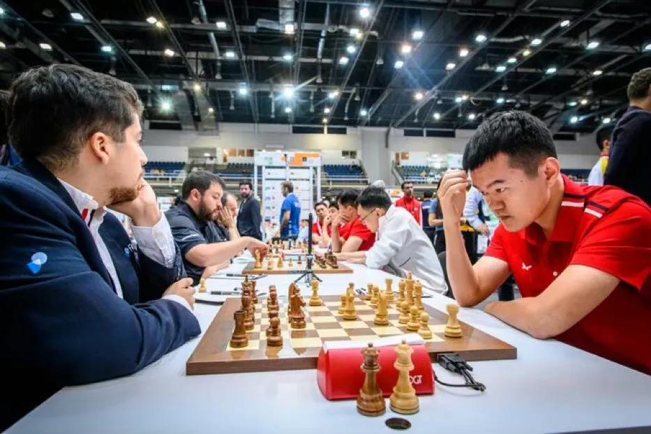 国际象棋奥林匹克团体赛第二轮战罢，丁立人出战1台，与对手弈和，中国男队3.5：0