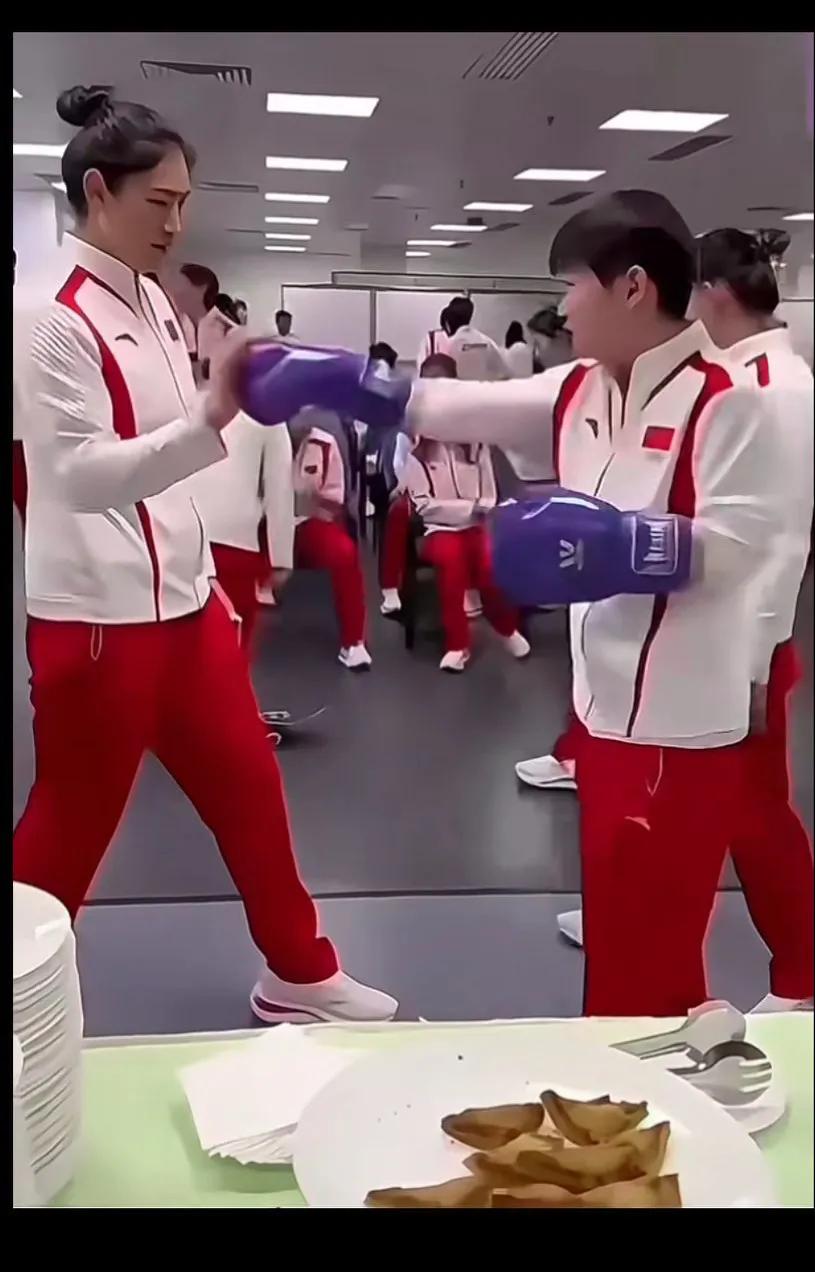 姐妹俩的拳击对决，谁会是最终的赢家？姐姐，吃我一拳