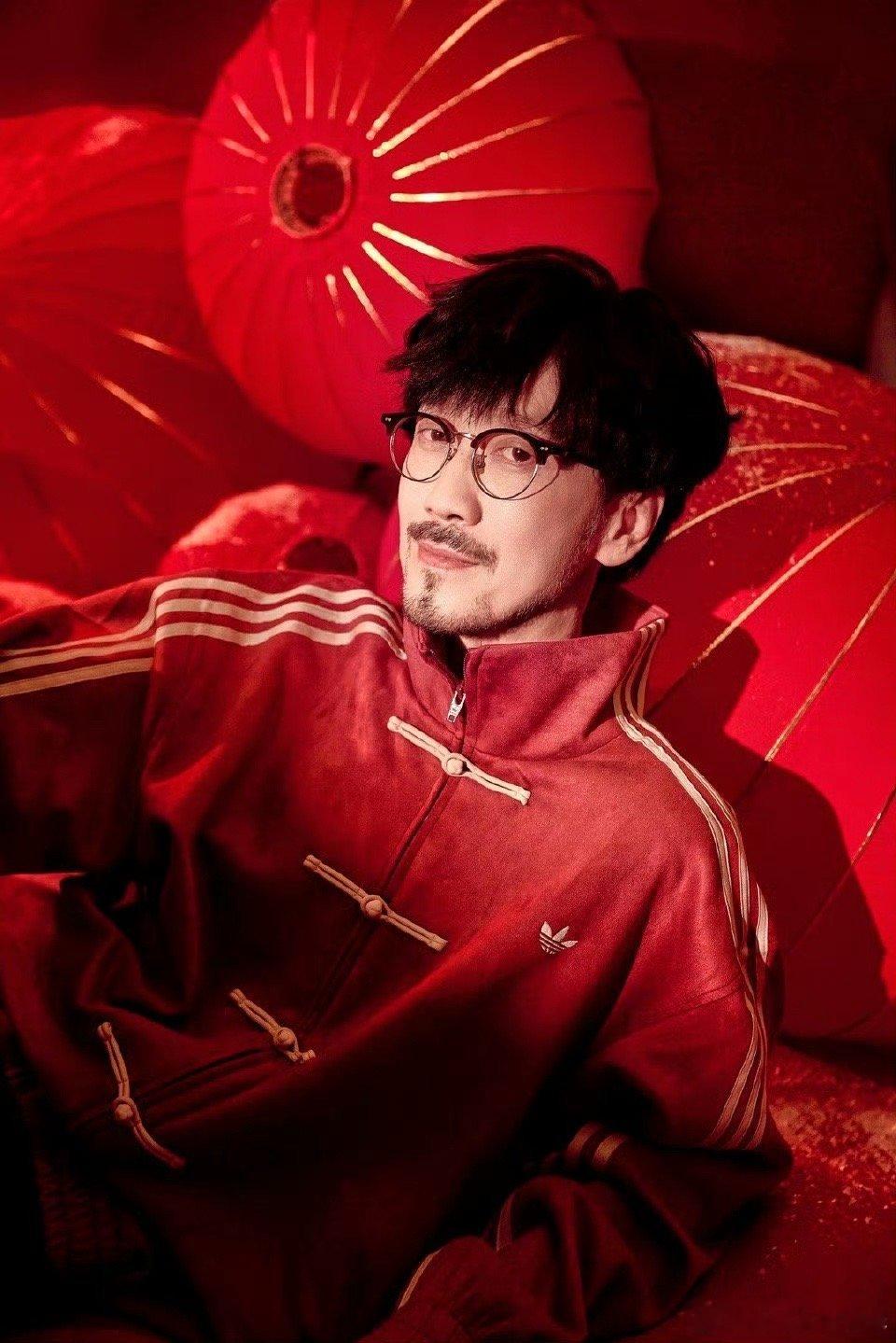 周传雄春晚独唱领衔金曲串烧 果然真歌手无惧任何风格！周传雄在《宝岛恋歌》里的表现