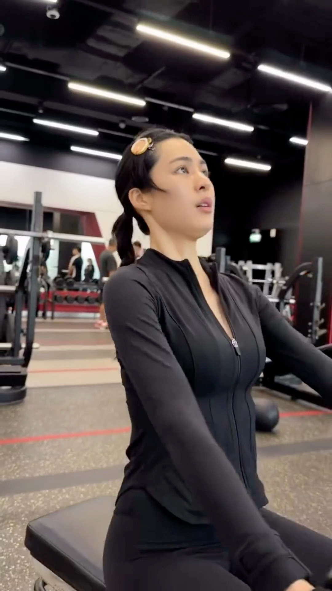 邝玲玲健身 邝玲玲更新健身视频 好自律的邝邝