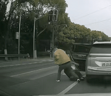 太狠了，这不像是普通的夫妻吵架、家庭纠纷，男子像是对待仇人一样，一脚一脚往女子的