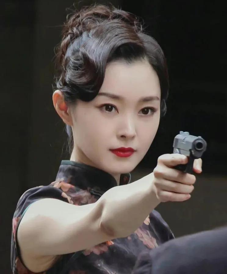 #伪装者# #蜂巢# 同是宋轶一个是伪装者里的于曼丽，一个是蜂巢里的顾盼，我更喜