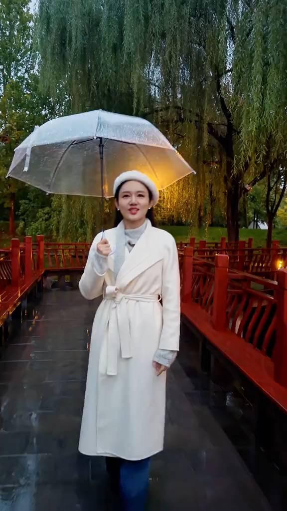 从三千多年前《诗经》当中的《郑风》，青青子衿，悠悠我心。既见君子云湖不喜，到中国
