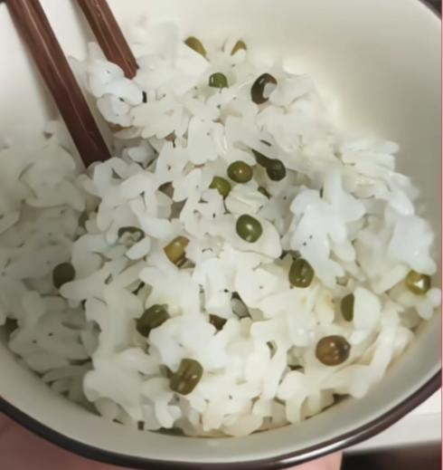 吃西瓜吐籽，没想到吃米饭还要吐籽。

因为女生吃饭太快，闺蜜看不下去，在米饭里加