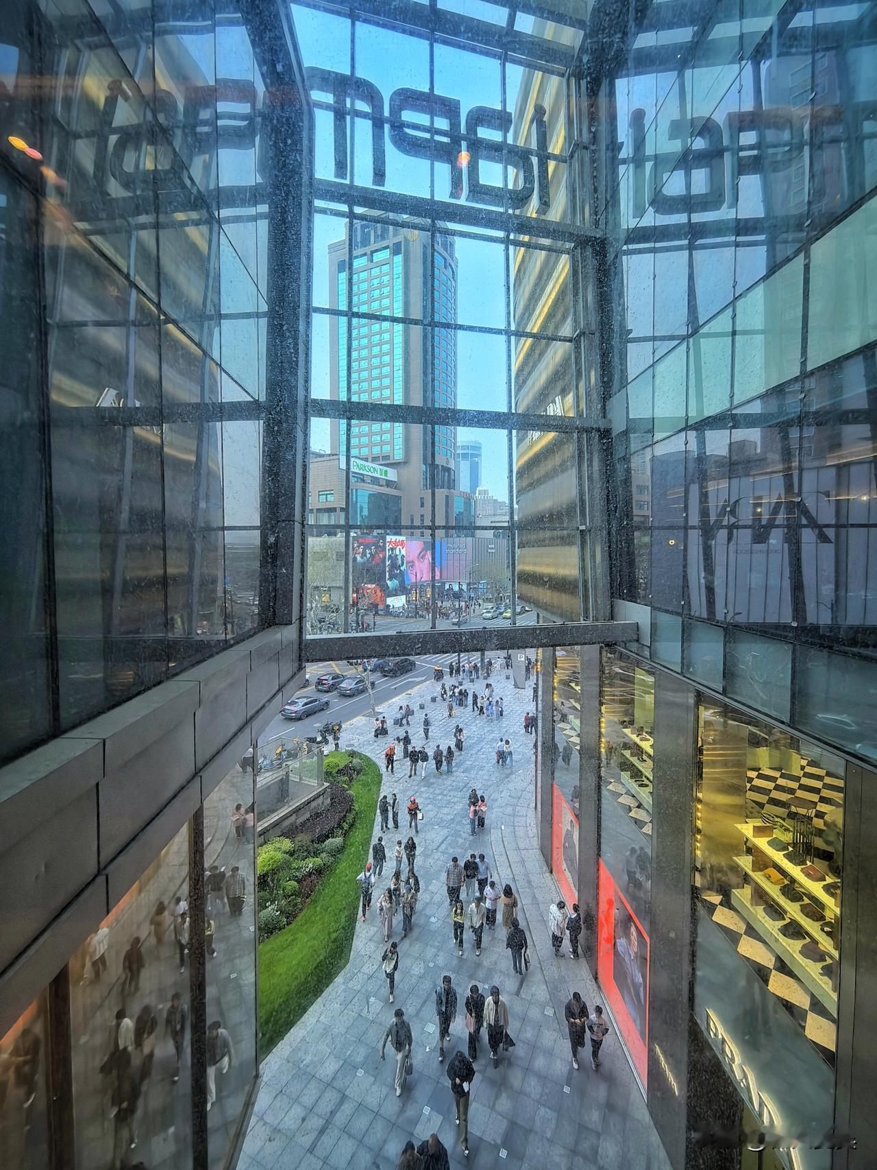 清明小长假第一天，跟老友约了聚餐。因为想着是过节，就想挑家好点的餐厅，最后选来选