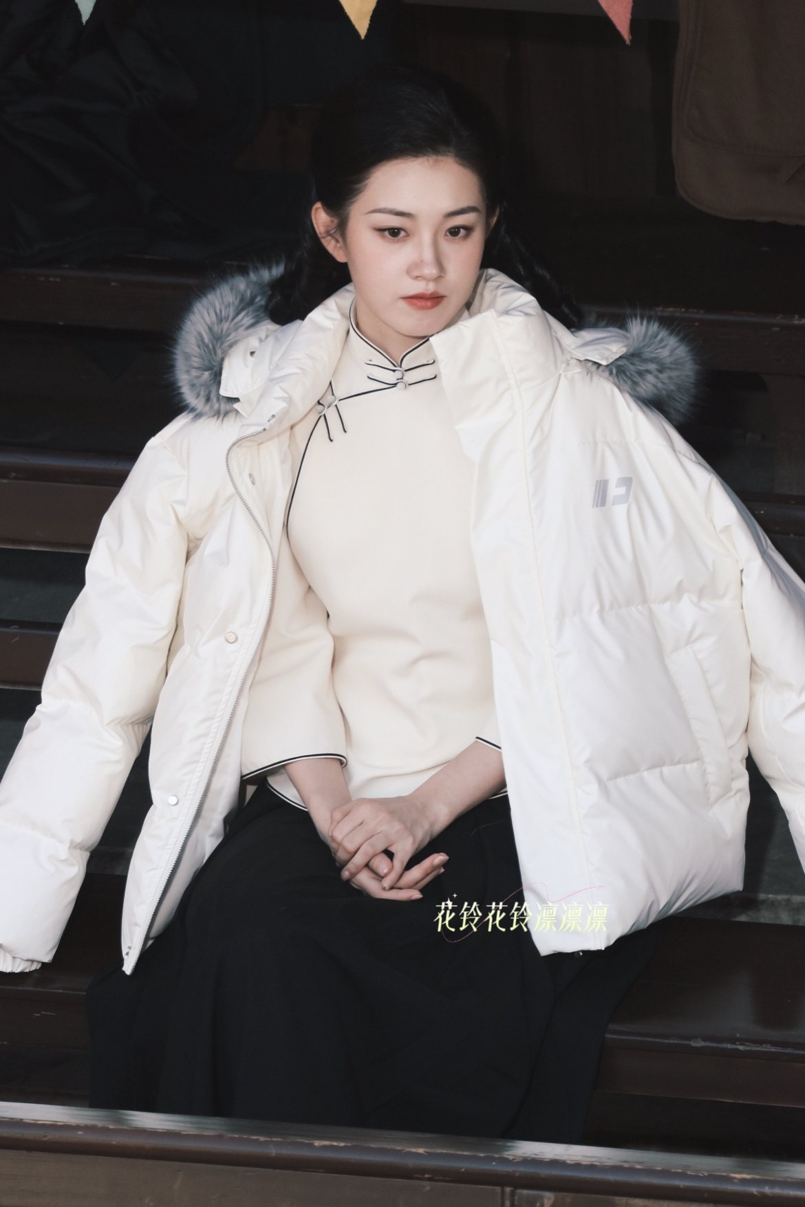 大小姐发现了挂在山上城墙上的众人（盯👀 
