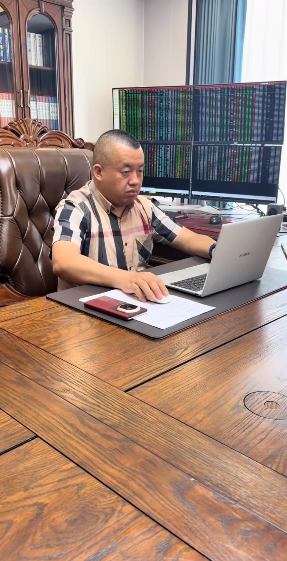 北京坤哥，今天脸都绿了，可能是亏大了。盯着电脑屏幕前满屏的绿色K线，估计今天单日