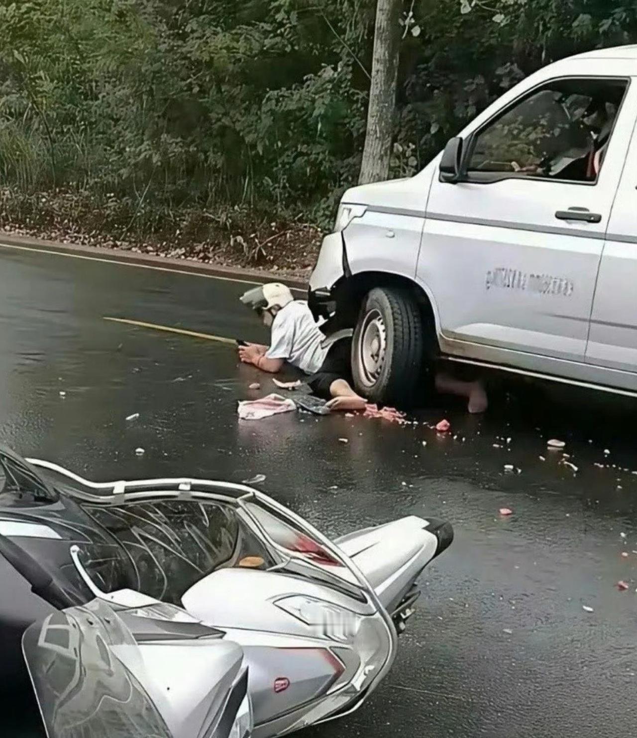 看似凶险，但大哥相当淡定，估计问题不大，目测已经开始在看新车了。😄
玩笑归玩笑
