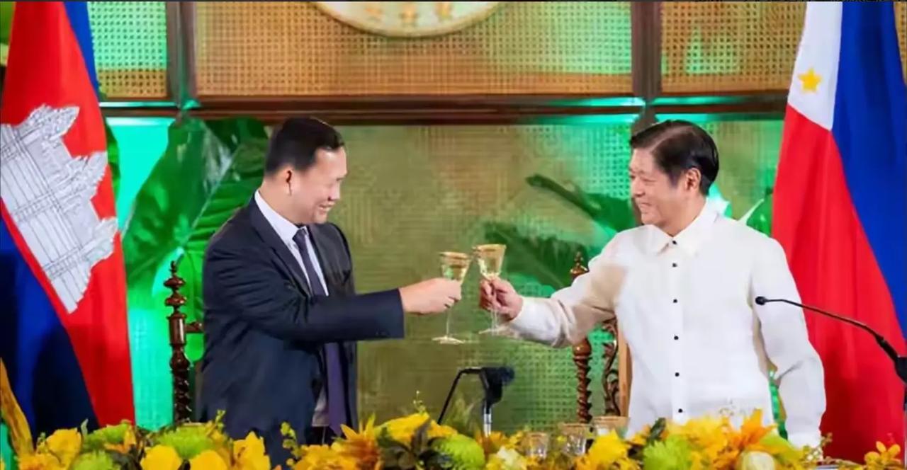 菲律宾总统小马科斯访问柬埔寨，恰逢柬埔寨德崇机场启用之际，9月9日启用，当天菲律