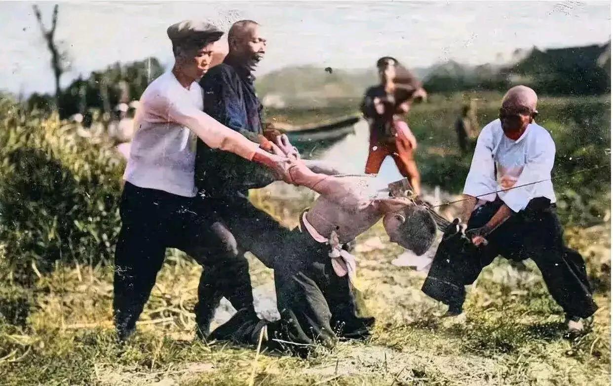 1923年民国时期，效外刑场处决犯人时的真实情境，镜头中，这个死刑犯跪在地上，双