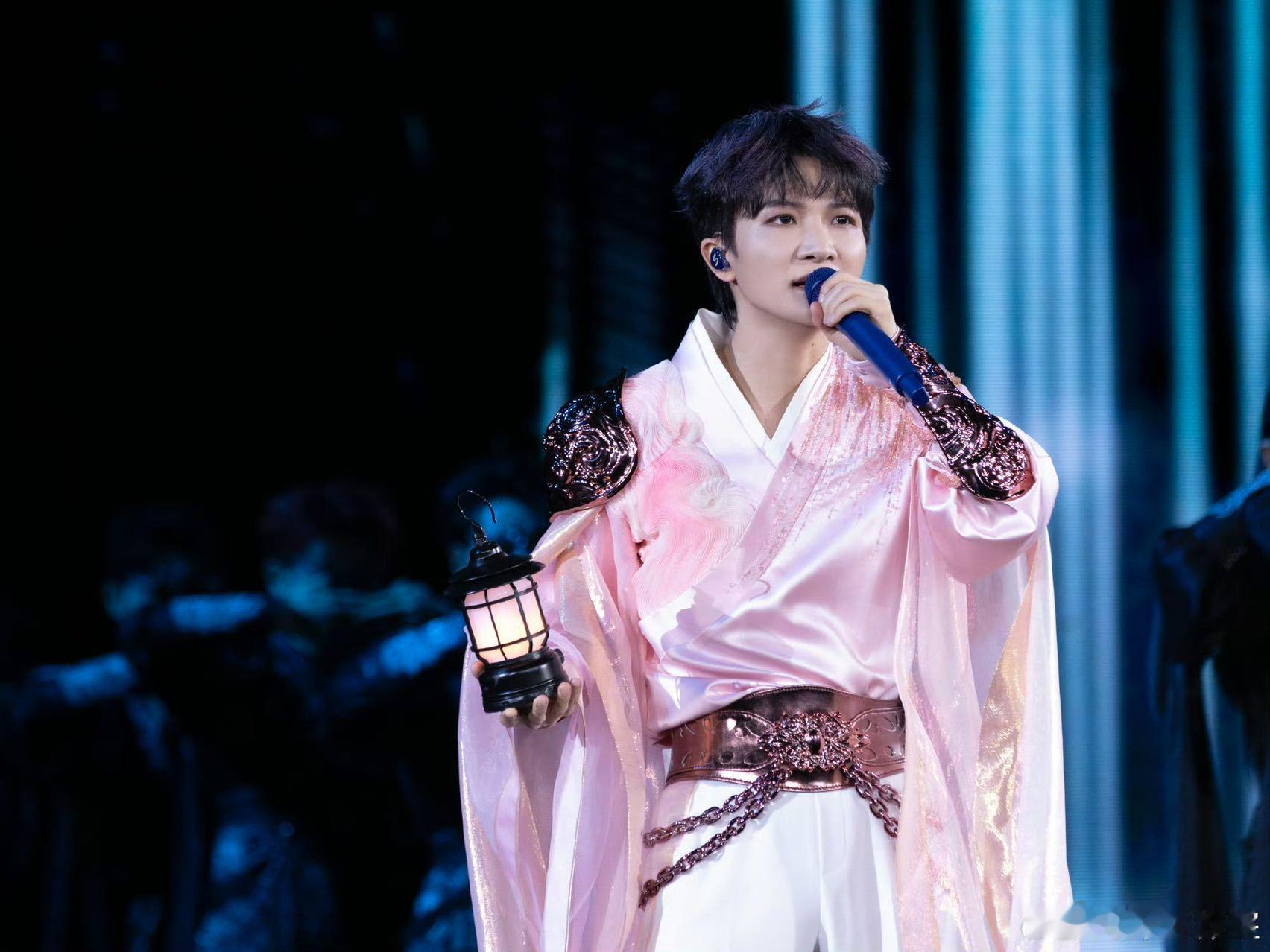 周深成首位香港启德开唱内地歌手 连开两场场场爆满！从古风造型到赛博朋克，周深风格