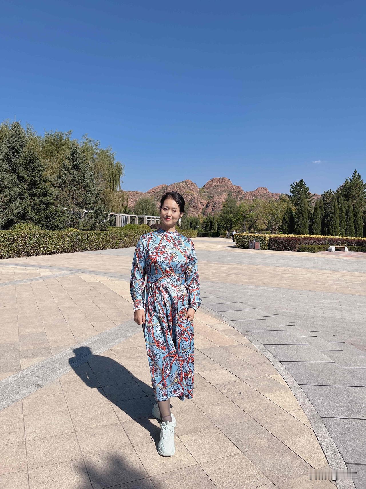 我今年53岁了。

我现在是能穿裙子就穿裙子，以后再想穿可能就不方便了。

我的