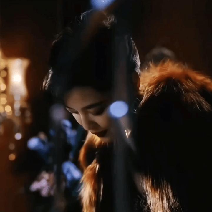 《繁花》原著里一些很纸醉金迷上海滩的句子：

1、男人盯女人，盯了大半年，一不做