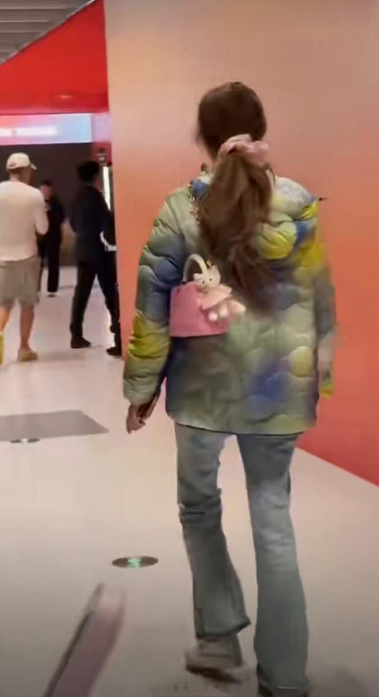 黄子韬没等徐艺洋网友曝黄子韬徐艺洋疑似吵架，黄子韬在前面没等徐艺洋，徐艺洋看到路