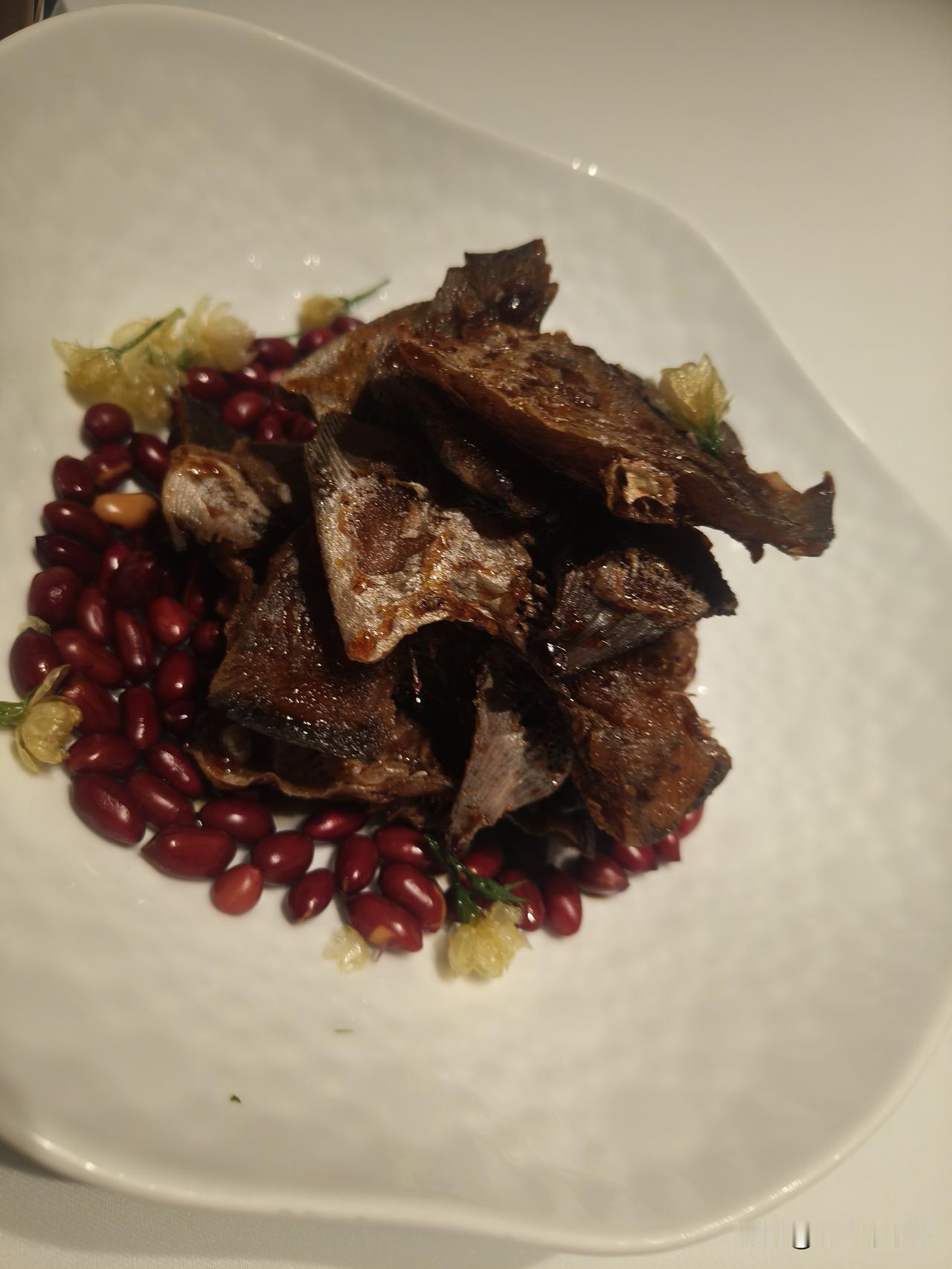 端午节吃粽子，哈，咸甜之争。
我小时候，既有甜粽子也有咸粽子。如今的上海基本只有
