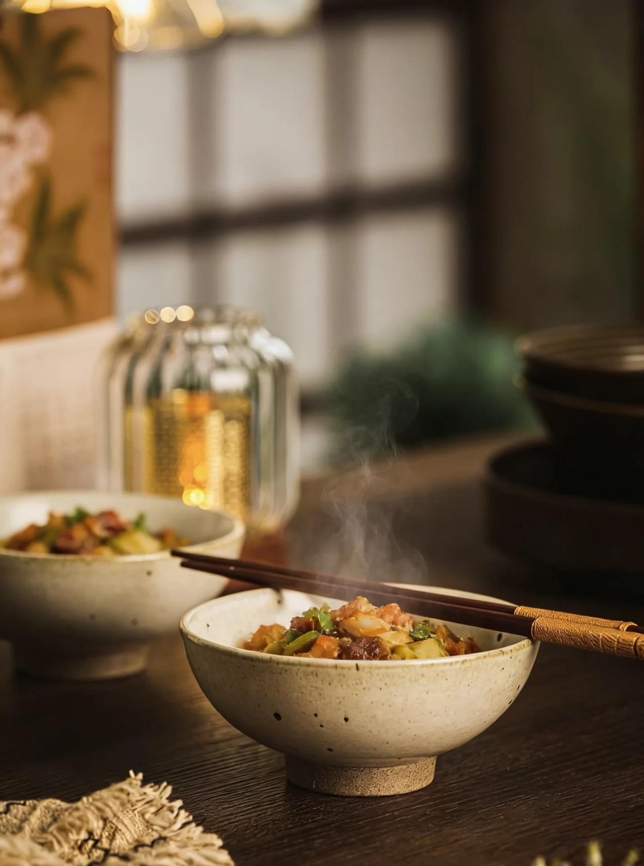 上联：粗茶淡饭留知己
下联：？