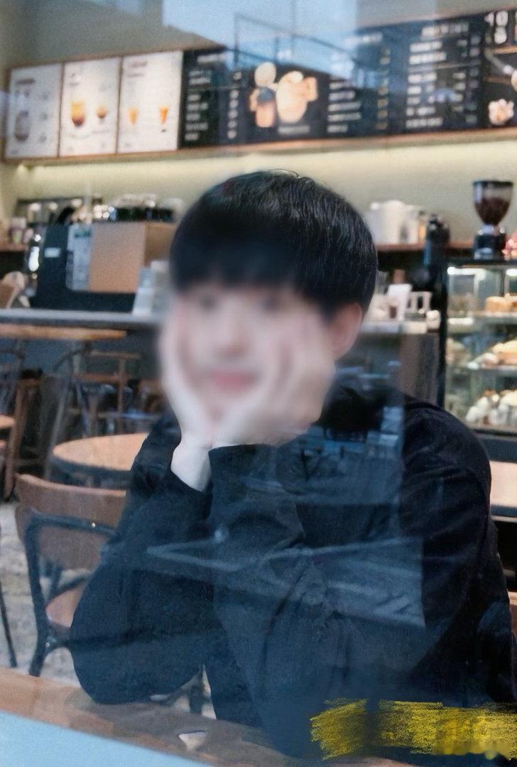 陌生人，朋友们，来说说此刻你在做什么吧。我先说。我在电脑前，屏幕上是K线图。我忽